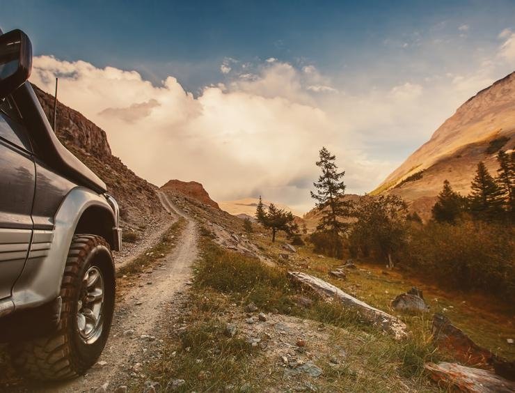 un camión por un camino de tierra en las montañas