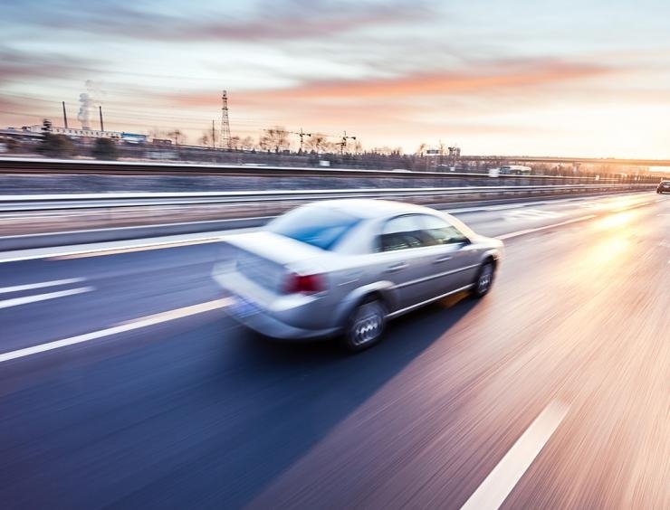 un coche que circula por una autopista a gran velocidad