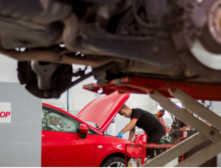 un hombre trabajando en un coche en un garaje