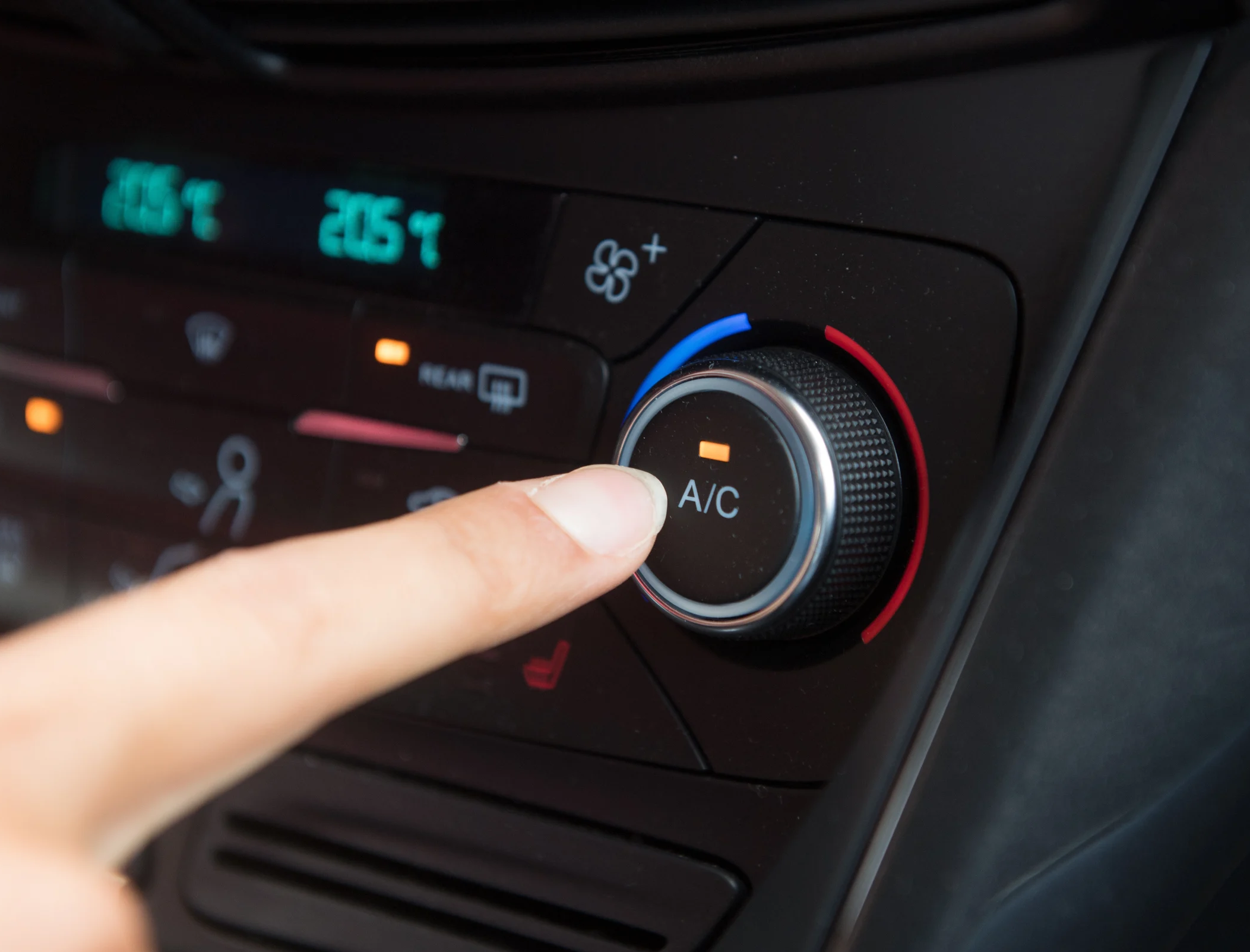 ¿Cada cuánto hay que recargar el aire acondicionado del coche?