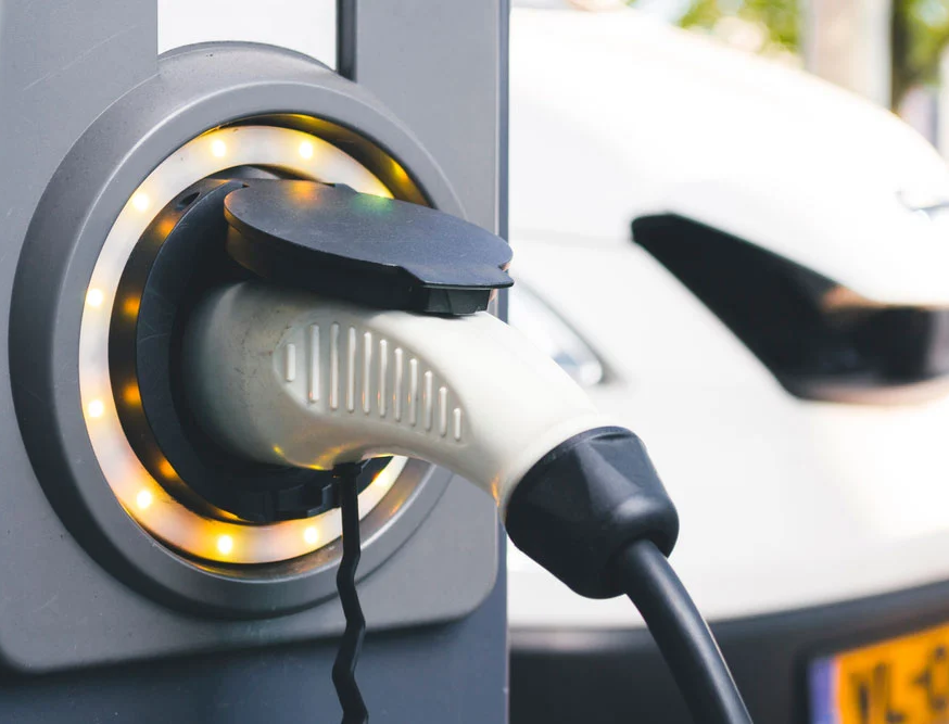 ¿Qué significa la pegatina de la DGT que ves en los coches?