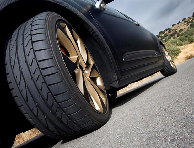 un primer plano de un neumático en un coche