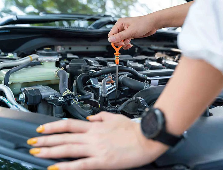 revisar el aceite del coche